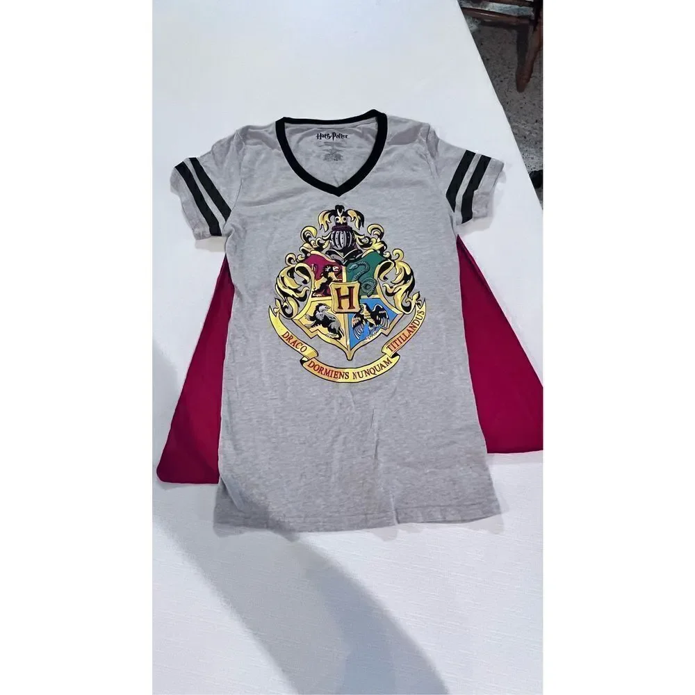 Harry Potter Juniors Hogwarts Crest Caped  Short Sleeve T-Shirt Gray Black Sz XL